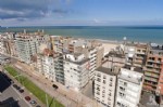 Deels gerenoveerd appartement met zijdelings zeezicht, gelegen op de 5de verd., van een perfect onderhouden residentie. Indeling: woonkamer met zij-zeezicht, ingerichte en open keuken, inkomhall met berging, badkamer met douche en toilet, 2 slaapkamers, rolluiken, private bergplaats in de kelderverdieping, ... Prima vakantiestek in de onmiddellijke omgeving van het strand, de winkelstraat en de tramhalte! (17/075)